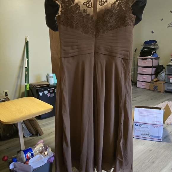 Elegant Brown Lace Evening Dress - Picture 2 of 2